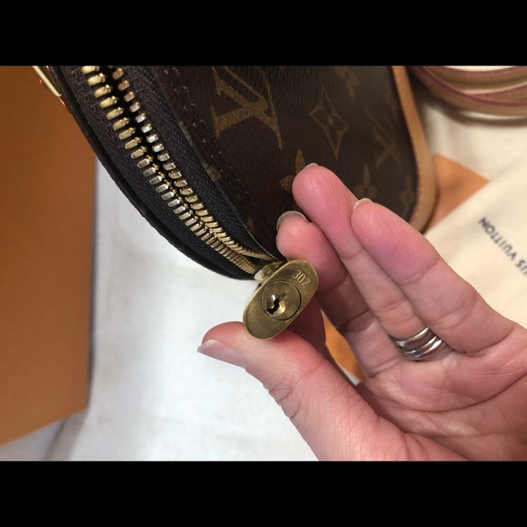 Authentic Loui Vuitton Alma bb - Picture 8 of 9